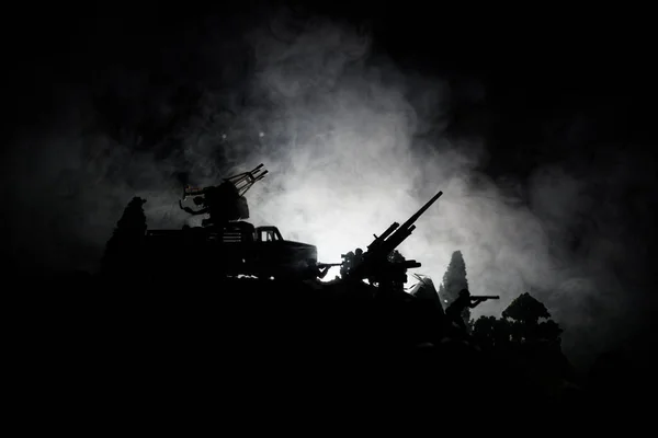 Concetto di guerra. Silhouette militari scena di combattimento su sfondo cielo nebbia di guerra, Soldati della Guerra Mondiale Silhouettes Below Cloudy Skyline Di notte. Scena dell'attacco. Focus selettivo Battaglia dei carri armati. Decorazione — Foto Stock