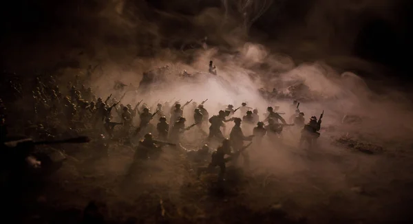 Concept van de oorlog. Militaire silhouetten vechten scène op oorlog mist hemel achtergrond, silhouetten van de Wereldoorlog soldaten onder bewolkte Skyline in de nacht. Aanval scène. De slag van de Tanks van de selectieve aandacht. Decoratie — Stockfoto