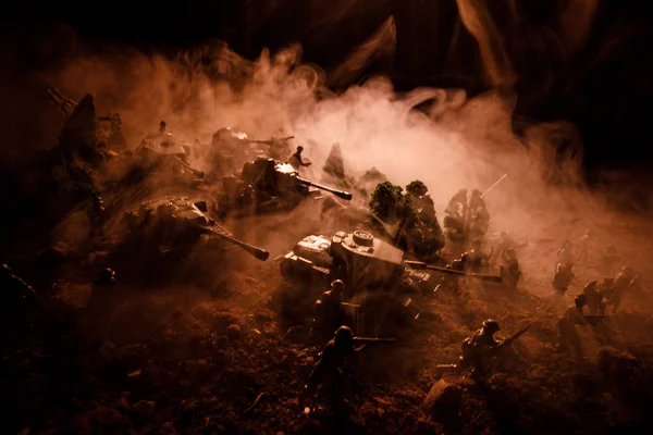Koncept války. Vojenské siluety bojové scény na obloze mlha války na pozadí, světové válce vojáci siluety pod zataženo Panorama v noci. Scénu útoku. Selektivní fokus bitva tanků. Dekorace — Stock fotografie