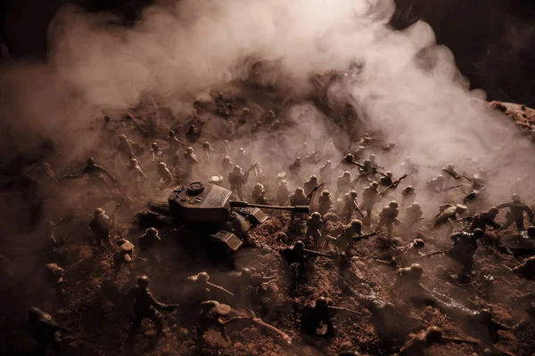 Conceito de Guerra. Silhuetas militares lutando cena no fundo do céu nevoeiro de guerra, Soldados da Guerra Mundial Silhuetas Abaixo Cloudy Skyline À noite. Cena de ataque. Foco seletivo Batalha de tanques. Decoração — Fotografia de Stock