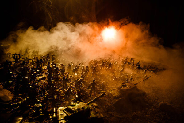 Концепция войны. Военные силуэты боевой сцены на фоне тумана на фоне неба войны, силуэты солдат мировой войны под облачным горизонтом ночью. Сцена нападения. Выборочный фокус Танки бой. Украшение
