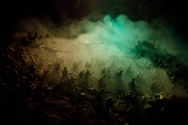 Concepto de guerra. Siluetas militares peleando escena en el fondo del cielo niebla de guerra, Soldados de la Guerra Mundial Siluetas debajo del horizonte nublado Por la noche. Escena de ataque. Enfoque selectivo Batalla de tanques. Decoración — Foto de Stock