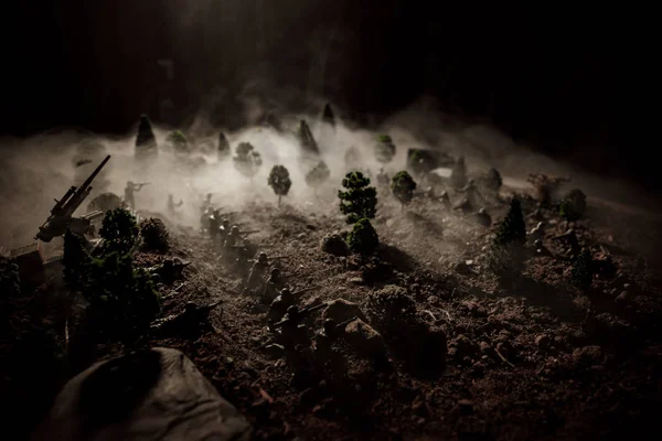 Concept de guerre. Silhouettes militaires scène de combat sur fond de brouillard de guerre ciel, Soldats de la guerre mondiale Silhouettes ci-dessous ciel nuageux La nuit. Scène d'attaque. Concentration sélective Bataille des chars. Décoration — Photo