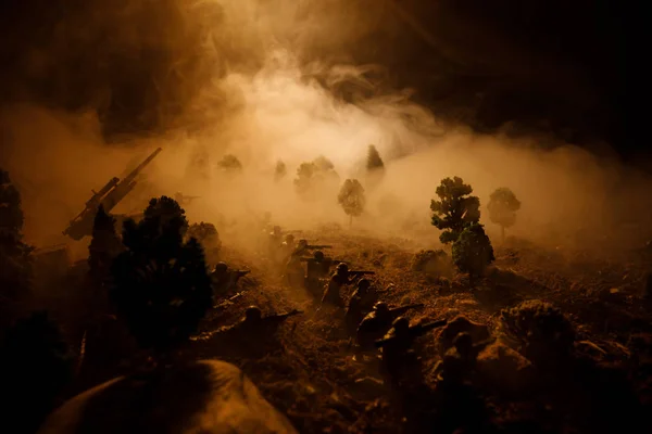 Concept de guerre. Silhouettes militaires scène de combat sur fond de brouillard de guerre ciel, Soldats de la guerre mondiale Silhouettes ci-dessous ciel nuageux La nuit. Scène d'attaque. Concentration sélective Bataille des chars. Décoration — Photo