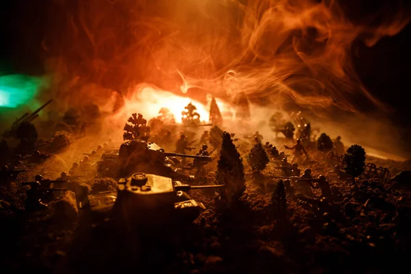 Concetto di guerra. Silhouette militari scena di combattimento su sfondo cielo nebbia di guerra, Soldati della Guerra Mondiale Silhouettes Below Cloudy Skyline Di notte. Scena dell'attacco. Focus selettivo Battaglia dei carri armati. Decorazione — Foto Stock