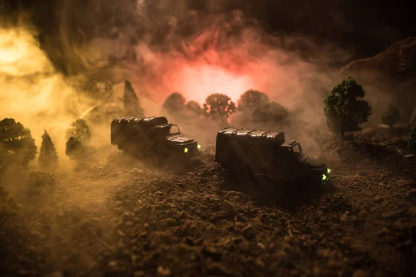 战争概念。军事剪影战斗场面在战争雾天空背景下, 世界大战战士剪影在多云天际之下在晚上。攻击现场。选择焦点坦克战斗。装饰 — 图库照片