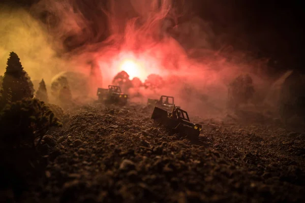 Concept de guerre. Silhouettes militaires scène de combat sur fond de brouillard de guerre ciel, Soldats de la guerre mondiale Silhouettes ci-dessous ciel nuageux La nuit. Scène d'attaque. Concentration sélective Bataille des chars. Décoration — Photo