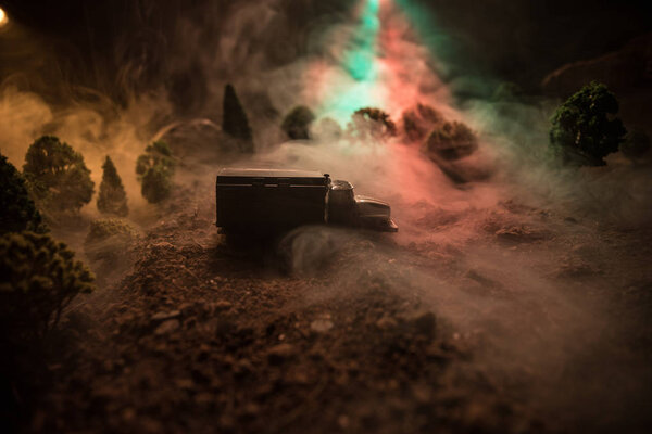 Концепция войны. Военные силуэты боевой сцены на фоне тумана на фоне неба войны, силуэты солдат мировой войны под облачным горизонтом ночью. Сцена нападения. Выборочный фокус Танки бой. Украшение
