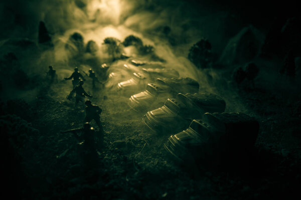 Концепция войны. Военные силуэты боевой сцены на фоне тумана на фоне неба войны, силуэты солдат мировой войны под облачным горизонтом ночью. Сцена нападения. Выборочный фокус Танки бой. Украшение
