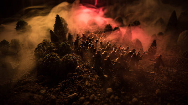 Концепция войны. Военные силуэты боевой сцены на фоне тумана на фоне неба войны, силуэты солдат мировой войны под облачным горизонтом ночью. Сцена нападения. Выборочный фокус Танки бой. Украшение
