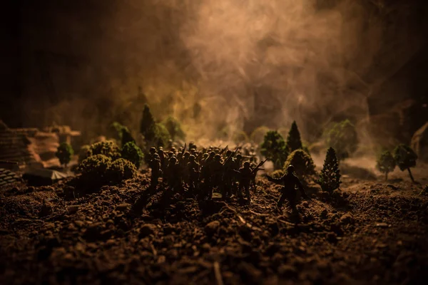 Concetto di guerra. Silhouette militari scena di combattimento su sfondo cielo nebbia di guerra, Soldati della Guerra Mondiale Silhouettes Below Cloudy Skyline Di notte. Scena dell'attacco. Focus selettivo Battaglia dei carri armati. Decorazione — Foto Stock