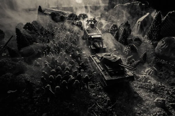 Concept de guerre. Silhouettes militaires scène de combat sur fond de brouillard de guerre ciel, Soldats de la guerre mondiale Silhouettes ci-dessous ciel nuageux. Véhicules blindés. Bataille de chars. Décoration — Photo