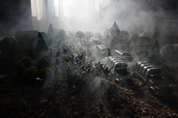 Kriegskonzept. militärische Silhouetten Kampfszene auf Kriegsnebel Himmel Hintergrund, Weltkriegssoldaten Silhouetten unter bewölkten Skyline. Panzerfahrzeuge. Panzerschlacht. Dekoration — Stockfoto