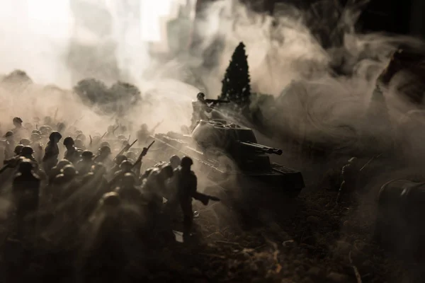 Έννοια του πολέμου. Στρατιωτική σιλουέτες καταπολέμηση σκηνή στην ομίχλη πολέμου φόντο του ουρανού, παγκόσμιο πόλεμο στρατιώτες σιλουέτες παρακάτω νεφελώδη ορίζοντα. Θωρακισμένα οχήματα. Άρματα μάχης. Διακόσμηση — Φωτογραφία Αρχείου