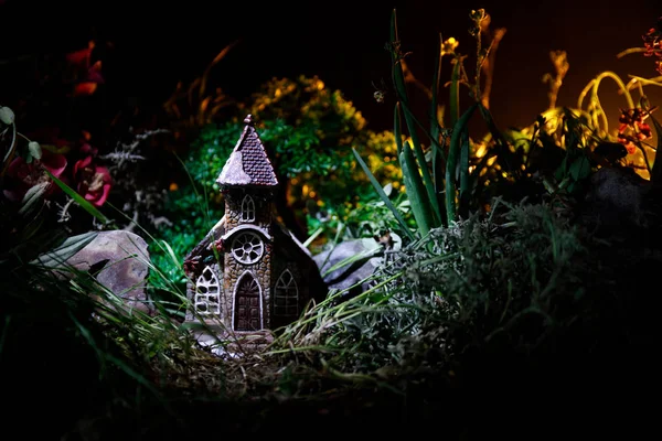 Φαντασία διακόσμηση φωτογραφία. Μικρό όμορφο σπίτι στο γρασίδι με φως. Παλιό σπίτι στο δάσος τη νύχτα με φεγγάρι. Επιλεκτική εστίαση — Φωτογραφία Αρχείου