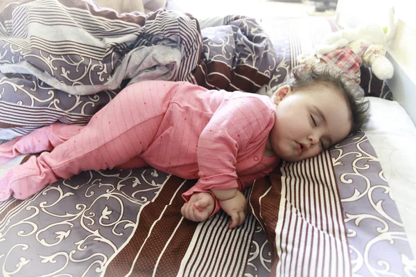 Bebê dormindo na cama, bebê de 7 meses dormindo na cama durante o dia . — Fotografia de Stock