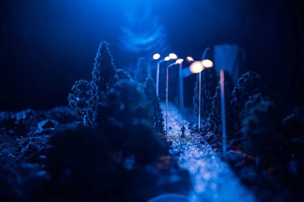 Stad bij nacht in dichte mist. Dikke smog in een donkere straat. Silhouetten van man op weg. Tafeldecoratie. Selectieve aandacht — Stockfoto