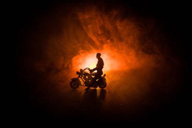 Yüksek güç motosiklet helikopter. Sis backlights gece adam atlı zemin üzerine ile. Boş alan