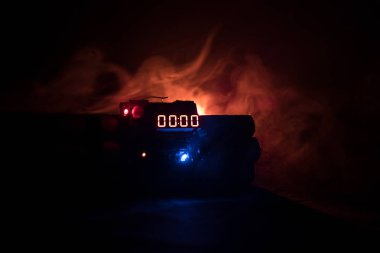 Bir bomba koyu arka plan görüntüsü. Karanlıkta parlayan bir şaft ışık aydınlatılmış patlama için geri sayım sayacı