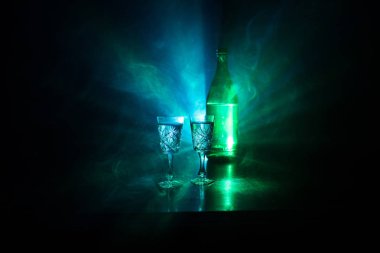 İki kadeh votka şişesiyle karanlık sisli parlayan ışıklar (lazer, Stobe) çok renkli stil arka plan kulübü. Kulüp tema dekorasyon içer. Boş alan