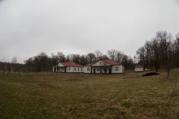 Mooi landschap van bergen en bos met dorp gebouw of oude verlaten geruïneerde bakstenen huis. Foggy forest en oud gebouw — Stockfoto