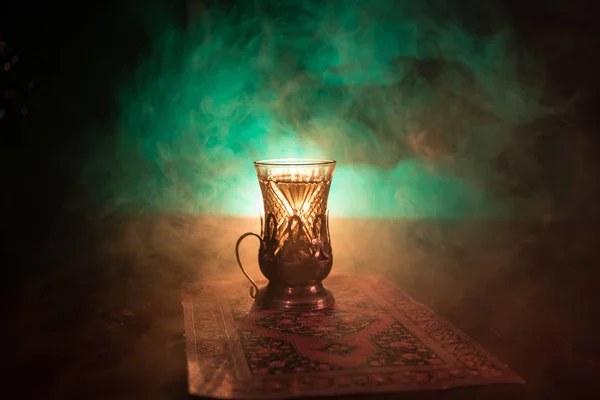 Geleneksel glasse ve ışıklar ve duman siyah zemin üzerine pot Doğu tea. Doğu çay kavramı. Armudu geleneksel Azerbaycan/Türkiye Kupası — Stok fotoğraf