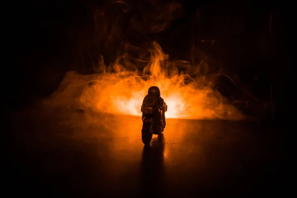 Hachoir moto haute puissance. Brouillard avec rétroéclairage en arrière-plan avec cavalier homme la nuit. Espace vide — Photo