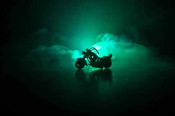Ελικόπτερο μοτοσικλέτα υψηλής ισχύος. Ομίχλη με οπίσθιο φωτισμό σε φόντο με άνθρωπος αναβάτη τη νύχτα. Κενός χώρος — Φωτογραφία Αρχείου