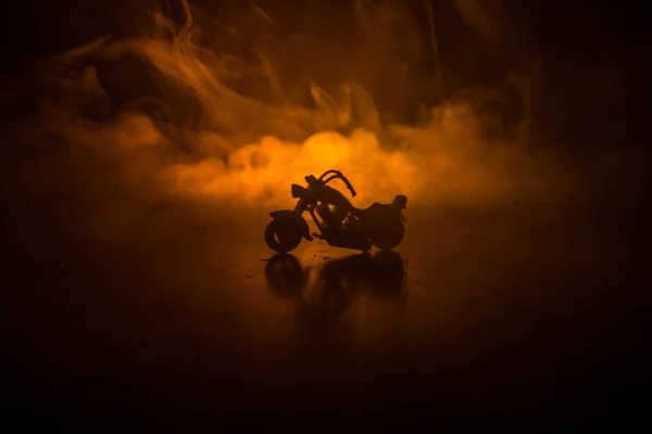 Helicóptero de motocicleta de alta potencia. Niebla con retroiluminación en el fondo con hombre jinete en la noche. Espacio vacío —  Fotos de Stock