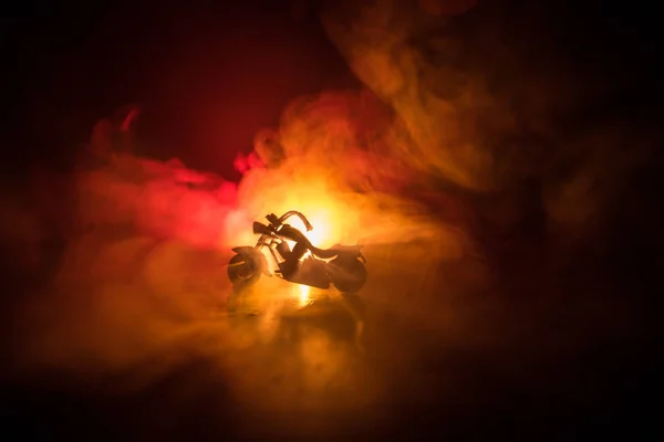 Ελικόπτερο μοτοσικλέτα υψηλής ισχύος. Ομίχλη με οπίσθιο φωτισμό σε φόντο με άνθρωπος αναβάτη τη νύχτα. Κενός χώρος — Φωτογραφία Αρχείου