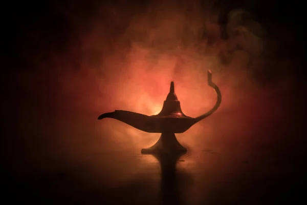 Antik Aladdin Arap geceleri, yumuşak beyaz dumanlı, karanlık arka planlı, cin tarzı yağ lambası. Dilek lambası konsepti — Stok fotoğraf