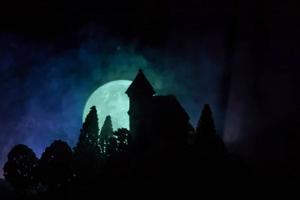Vecchia casa con un fantasma nella foresta di notte o Abandoned Haunted Horror House nella nebbia. Vecchio edificio mistico nella foresta di alberi morti. Horror concetto di Halloween. — Foto Stock