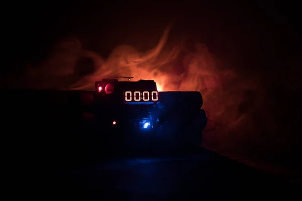 Obraz z bomba zegarowa ciemnym tle. Timer odliczający w dół do detonacji w wale światło świecące przez ciemności świeci — Zdjęcie stockowe