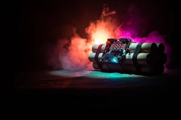 Afbeelding van een tijd-bom tegen de donkere achtergrond. Timer aftellen naar detonatie verlicht in een schacht licht schijnt door de duisternis — Stockfoto