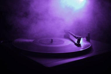 Pikap vinil plak çalar. Retro ses ekipmanları için disk jokey. Dj mix ve müzik çalmak için ses teknolojisi. Yangın arka plan yanan karşı oynanan vinil kaydı