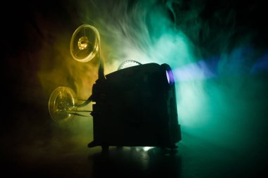 Eski stil film projektör, yakın çekim. Film projektör dramatik aydınlatma ve seçici odak ahşap bir zemin üzerine. Film ve eğlence kavramının