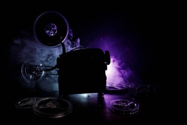 Eski stil film projektör, yakın çekim. Film projektör dramatik aydınlatma ve seçici odak ahşap bir zemin üzerine. Film ve eğlence kavramının