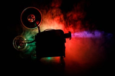 Eski stil film projektör, yakın çekim. Film projektör dramatik aydınlatma ve seçici odak ahşap bir zemin üzerine. Film ve eğlence kavramının