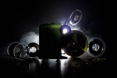 Eski stil film projektör, yakın çekim. Film projektör dramatik aydınlatma ve seçici odak ahşap bir zemin üzerine. Film ve eğlence kavramının