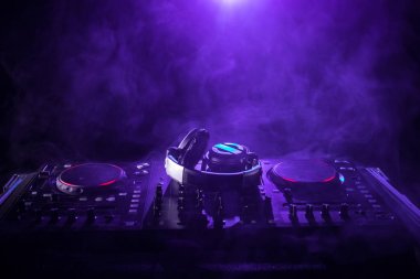 DJ iplik, karıştırma ve bir gece kulübünde tırmalamak, dj elinde çeşitli parça denetimlere dj's güverte, strobe ışıklar ve sis oynamak veya parti gece kulübünde parça Dj karışımları