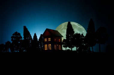 Eski ev gece ormanda bir hayalet veya siste perili korku evi terk etti. Ölü ağaç orman eski mistik binada. Ağaçlar moon ile gece. Gerçeküstü ışıklar
