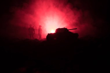 Savaş kavramı. Askeri siluetleri sahne üzerinde savaş sis sky mücadele arka plan, Dünya Savaşı askerler siluetleri bulutlu manzarası, gece aşağıda. Saldırı sahne. Zırhlı araçlar. Savaş tankları.