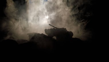 Savaş kavramı. Askeri savaş sis gökyüzü arka plan, Dünya Savaşı askerler siluetleri aşağıda bulutlu manzarası dövüş sahnesinde siluetleri. Zırhlı araçlar. Savaş tankları. Dekorasyon