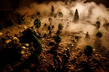 Savaş kavramı. Askeri siluetleri sahne üzerinde savaş sis sky mücadele arka plan, Dünya Savaşı askerler siluetleri bulutlu manzarası, gece aşağıda. Saldırı sahne. Seçici odak tanklar savaş. Dekorasyon