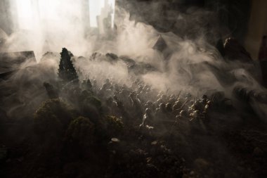 Savaş kavramı. Askeri savaş sis gökyüzü arka plan, Dünya Savaşı askerler siluetleri aşağıda bulutlu manzarası dövüş sahnesinde siluetleri. Zırhlı araçlar. Savaş tankları. Dekorasyon