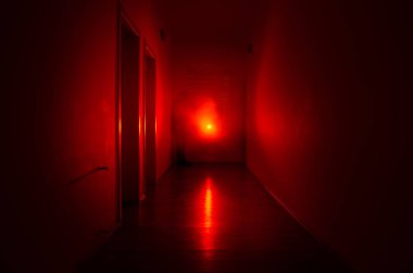 Kabine kapılar ve korkunç korku adam ile farklı pozlar ayakta silüeti ışıklarla karanlık koridor.