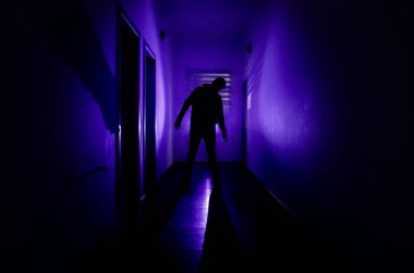 Kabine kapılar ve korkunç korku adam ile farklı pozlar ayakta silüeti ışıklarla karanlık koridor.