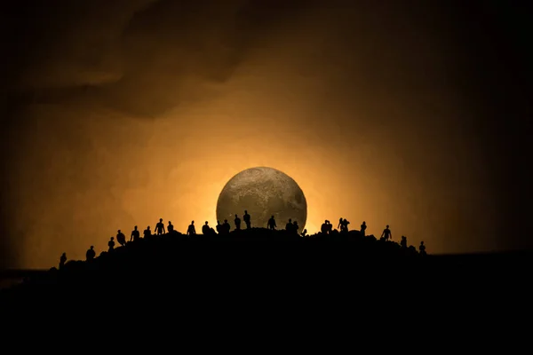 Eng weergave menigte van zombies op heuvel met spooky bewolkte hemel met mist en opkomende volle maan. Silhouet groep van zombie lopen onder de volle maan. — Stockfoto