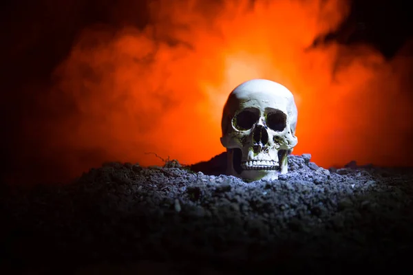 Vista frontal del cráneo humano boca abierta sobre fondo nebuloso tonificado oscuro. Concepto de horror . — Foto de Stock