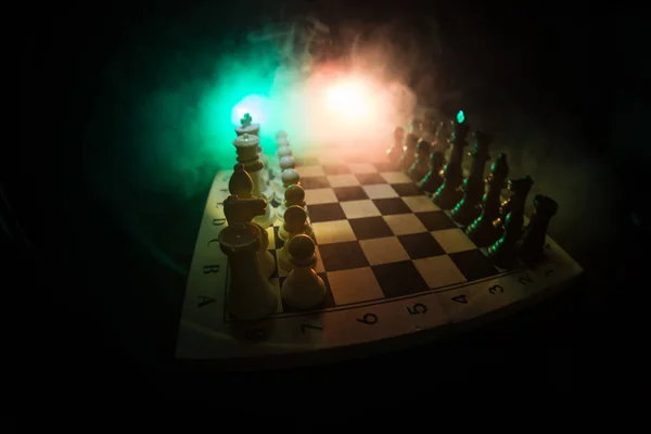 Jeu d'échiquier concept d'idées d'affaires et de la concurrence et des idées de stratégie concéder. Chess figures sur un fond sombre avec de la fumée et du brouillard. Leadership d'entreprise et concept de confiance . — Photo